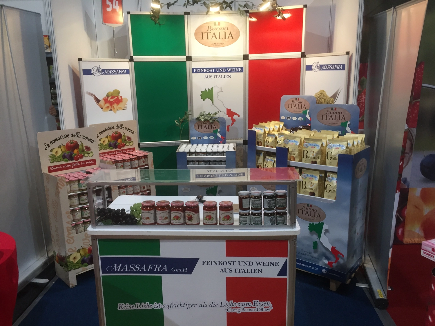 Sommerkamp Handelsvertrieb - Supermarkt - Dieses Bild zeigt einen Messestand der „Buona ITALIA MASSAFRA GmbH“, spezialisiert auf Gourmet-Lebensmittel und Weine aus Italien.